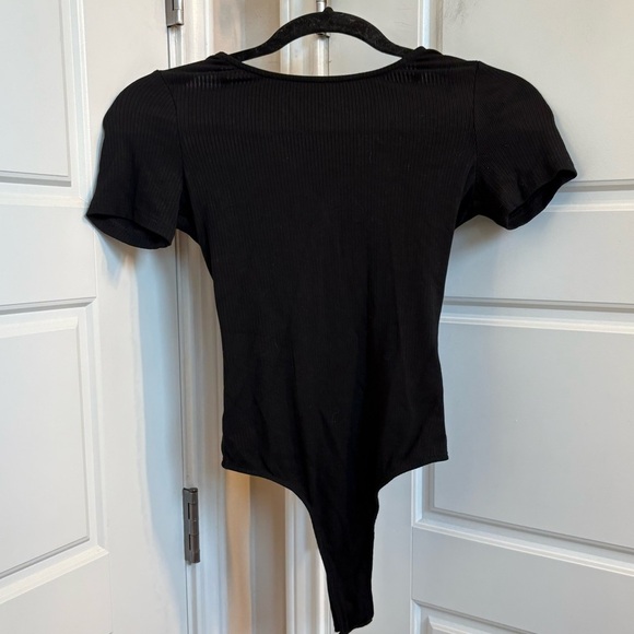 ASTR The Label NWT Short Sleeve Cross Back Bodysuit In Black XS Crew Neck - Picture 2 of 6